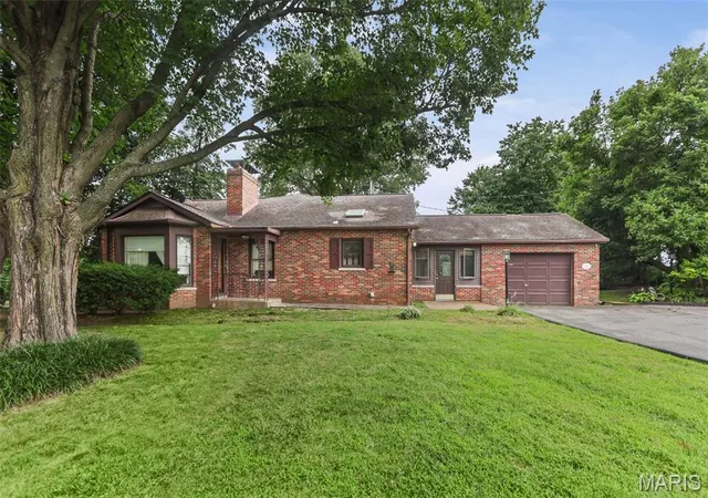 Photo 2 of Single family home for sale at 8 Linden Dr, Belleville, IL 62221 | MLS# MIS26047859 | Listing updated on 2026-08-27