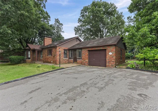 Photo 2 of Single family home for sale at 8 Linden Dr, Belleville, IL 62221 | MLS# MIS26047859 | Listing updated on 2026-08-27
