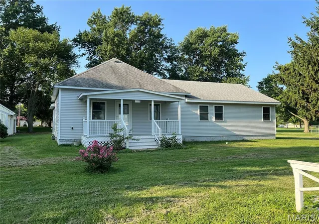 Single family home for sale at 322 E Bertolino Ave, Nokomis, IL 62075 | MLS# MIS26047862