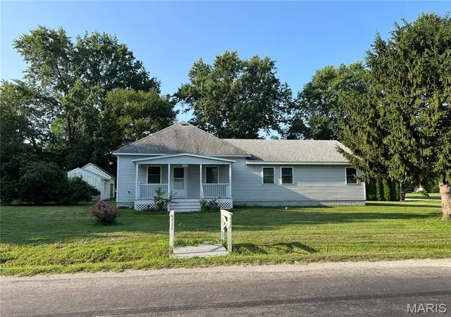Photo 2 of Single family home for sale at 322 E Bertolino Ave, Nokomis, IL 62075 | MLS# MIS26047862 | Listing updated on 2026-08-06