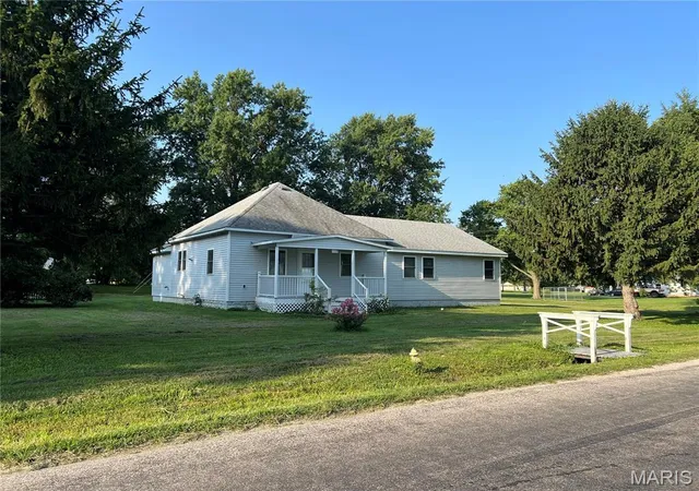 Photo 3 of Single family home for sale at 322 E Bertolino Ave, Nokomis, IL 62075 | MLS# MIS26047862 | Listing updated on 2026-08-06