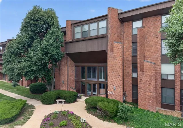 3rd image of 550 Coeur De Royale Dr #408, Saint Louis, MO 63141 | MLS# MIS26047876