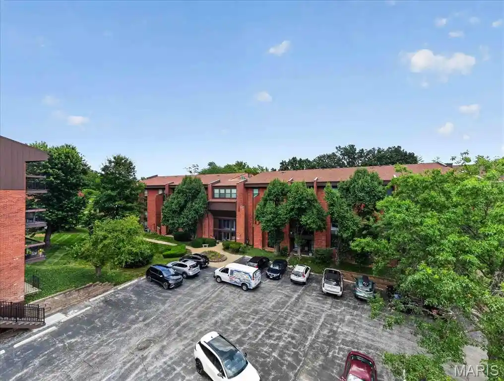Listing Photo 41 - Condo for sale in 550 Coeur De Royale Dr located at 550 Coeur De Royale Dr, Creve Coeur, MO 63141 - Unit #408