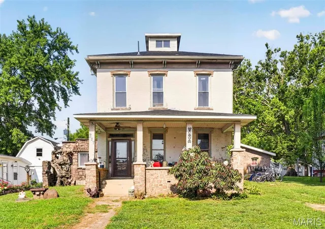 Photo 3 of Single family home for sale at 327 N 3rd St, Greenville, IL 62246 | MLS# MIS26047896 | Listing updated on 2026-09-06