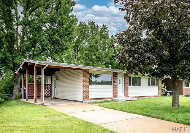 Single family home for sale at 795 Bellarmine Ln, Florissant, MO 63031 | MLS# MIS26047914