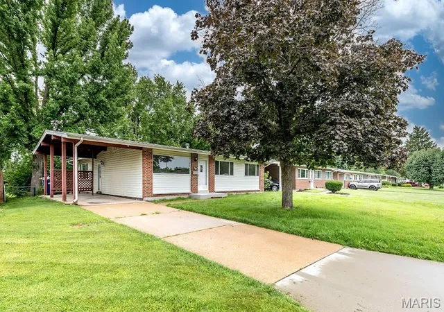 Photo 2 of Single family home for sale at 795 Bellarmine Ln, Florissant, MO 63031 | MLS# MIS26047914 | Listing updated on 2026-09-24