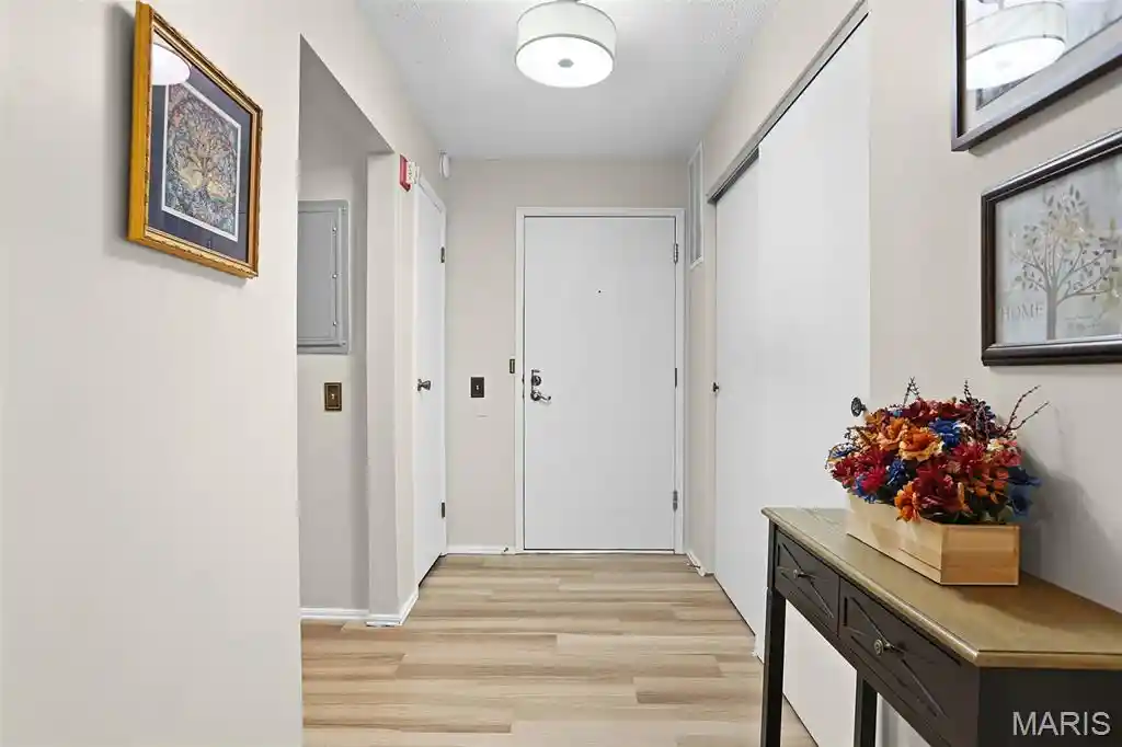 Listing Photo 2 - Condo for sale in 514 Coeur De Royale Dr located at 514 Coeur De Royale Dr, Creve Coeur, MO 63141 - Unit #101