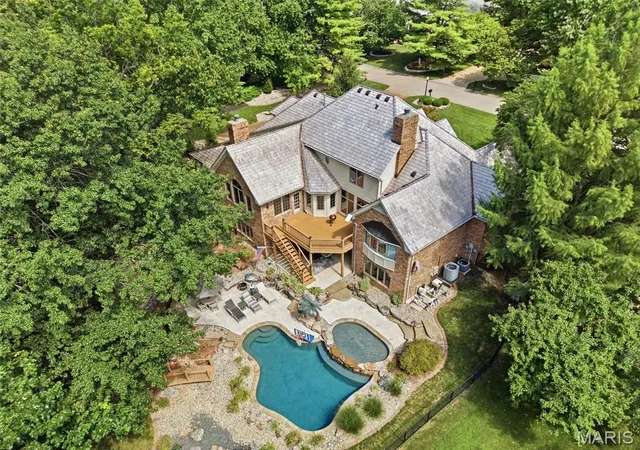 3rd image of 1109 N Oxfordshire Ln, Edwardsville, IL 62025 | MLS# MIS26047931