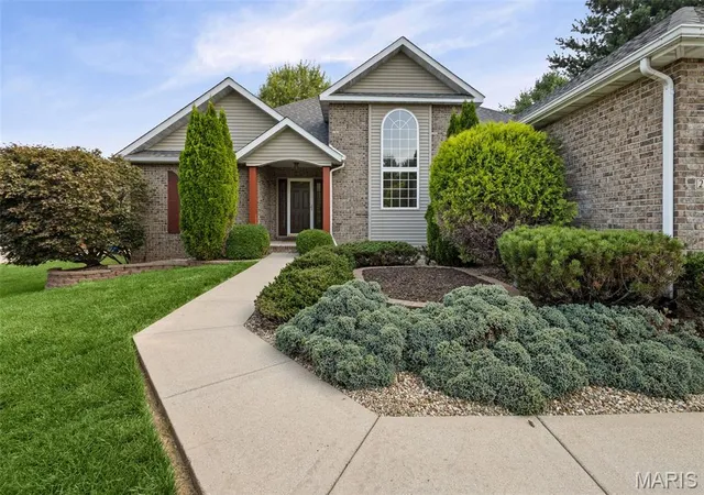 Photo 3 of Sale Pending at 2743 Cascade Lake Dr, Belleville, IL 62221 | MLS# MIS26047935 | Listing updated on 2026-09-07