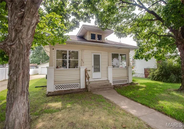 1st image of 215 10th St, Wood River, IL 62095 | MLS# MIS26047940