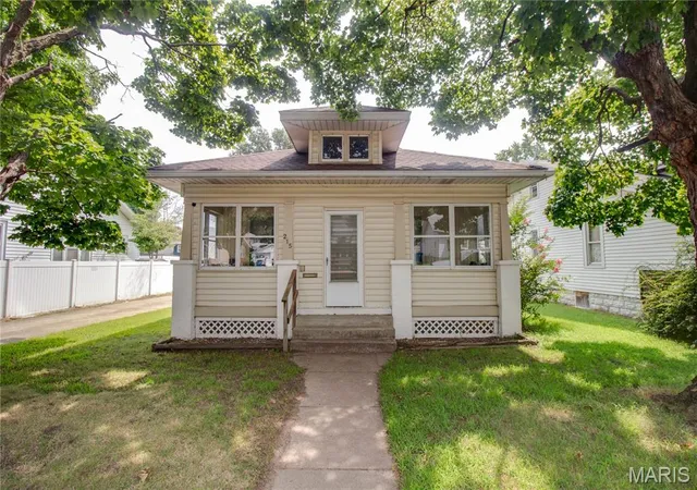 2nd image of 215 10th St, Wood River, IL 62095 | MLS# MIS26047940