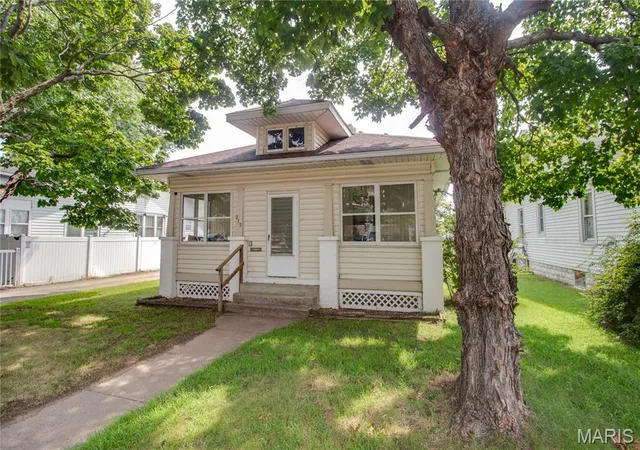 3rd image of 215 10Th St, Wood River, IL 62095 | MLS# MIS26047940