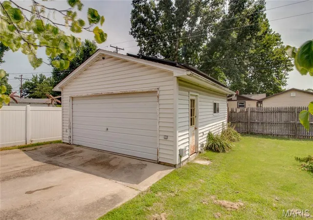 31st image of 215 10th St, Wood River, IL 62095 | MLS# MIS26047940