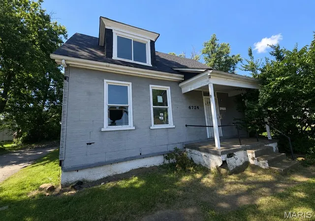 Single Family Residence at 6728 Robbins Ave, St Louis, MO 63133 | MLS# MIS26047967 | | Sold on 2026-08-26