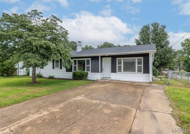 1st image of 1901 Seifert Dr, Poplar Bluff, MO 63901 | MLS# MIS26047995