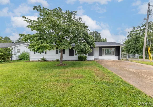 2nd image of 1901 Seifert Dr, Poplar Bluff, MO 63901 | MLS# MIS26047995