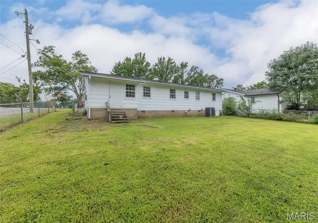 Photo 3 of Single family home for sale at 1901 Seifert Dr, Poplar Bluff, MO 63901 | MLS# MIS26047995 | Listing updated on 2026-08-24
