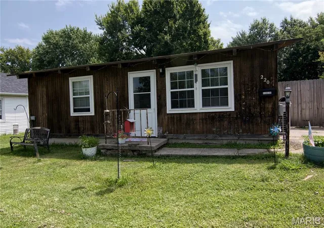 Photo 1 of Single family home for sale at 220 N Olive St, Marshfield, MO 65706 | MLS# MIS26047999 | Listing updated on 2026-08-27