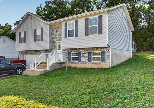 Photo 1 of Single family home for sale at 165 T Box Dr, Saint Clair, MO 63077 | MLS# MIS26048007 | Listing updated on 2026-10-05