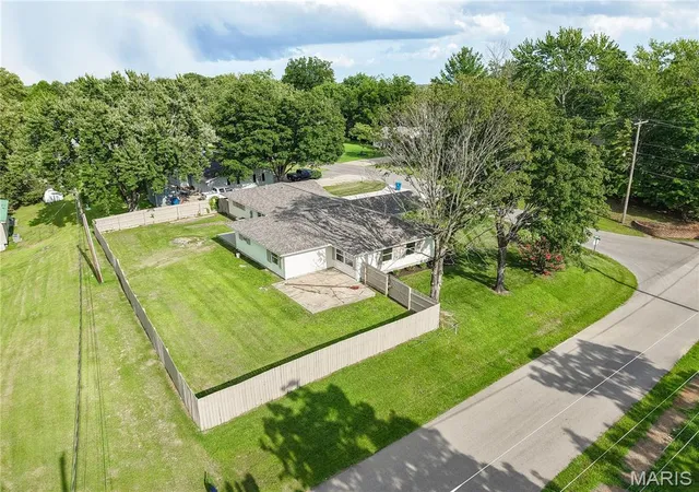 Photo 2 of Single family home for sale at 710 Bloomfield Ave, Bloomfield, MO 63825 | MLS# MIS26048024 | Listing updated on 2026-07-27