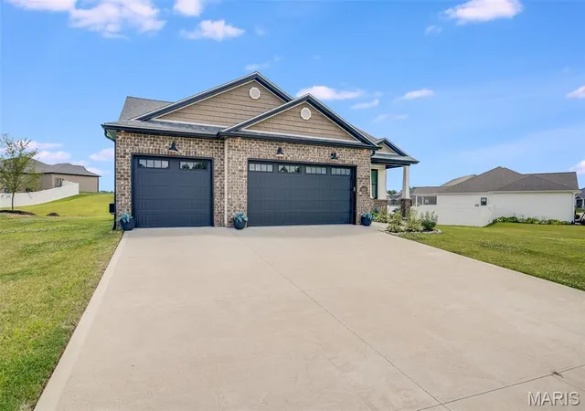 Photo 2 of Sale Pending at 1468 Guilford Pl, Troy, IL 62294 | MLS# MIS26048037 | Listing updated on 2026-08-17