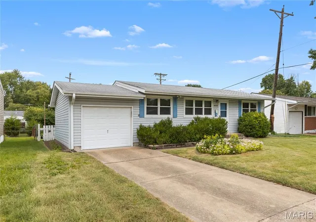 Photo 2 of Sale Pending at 1015 Bellarmine Ln, Florissant, MO 63031 | MLS# MIS26048055 | Listing updated on 2026-10-01
