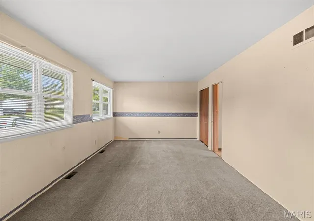 Photo 3 of Sale Pending at 1015 Bellarmine Ln, Florissant, MO 63031 | MLS# MIS26048055 | Listing updated on 2026-10-01