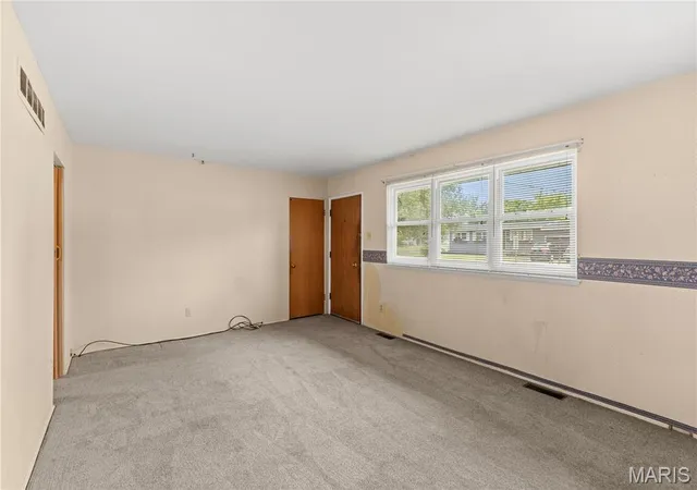 Photo 4 of Sale Pending at 1015 Bellarmine Ln, Florissant, MO 63031 | MLS# MIS26048055 | Listing updated on 2026-10-01