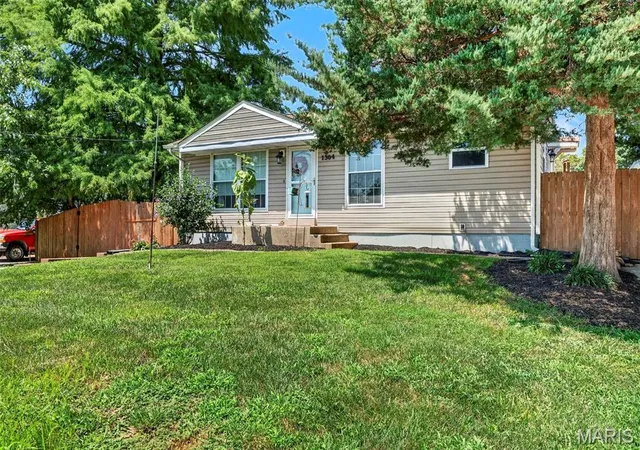 Photo 2 of Sale Pending at 1304 South Dr, Saint Charles, MO 63303 | MLS# MIS26048077 | Listing updated on 2026-08-30