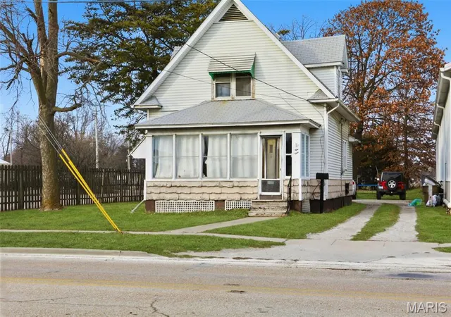 Photo 1 of Single family home for sale at 712 W Main St, Carlinville, IL 62626 | MLS# MIS26048100 | Listing updated on 2026-07-27