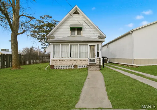 Photo 2 of Single family home for sale at 712 W Main St, Carlinville, IL 62626 | MLS# MIS26048100 | Listing updated on 2026-07-27