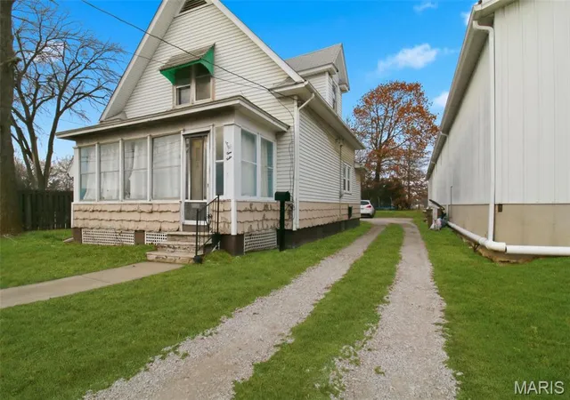 Photo 3 of Single family home for sale at 712 W Main St, Carlinville, IL 62626 | MLS# MIS26048100 | Listing updated on 2026-07-27