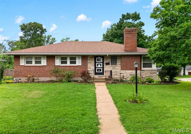 Photo 1 of Sale Pending at 813 Hentschel Pl, Saint Louis, MO 63135 | MLS# MIS26048114 | Listing updated on 2026-08-19