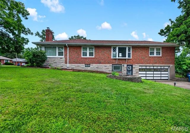 Photo 2 of Sale Pending at 813 Hentschel Pl, Saint Louis, MO 63135 | MLS# MIS26048114 | Listing updated on 2026-08-19