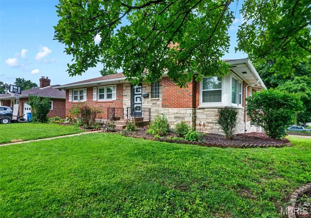 Photo 3 of Sale Pending at 813 Hentschel Pl, Saint Louis, MO 63135 | MLS# MIS26048114 | Listing updated on 2026-08-19