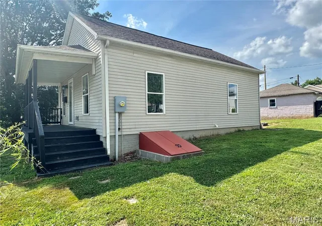 2nd image of 1045 Bell Pl, Hillsboro, IL 62049 | MLS# MIS26048133