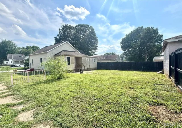 3rd image of 1045 Bell Pl, Hillsboro, IL 62049 | MLS# MIS26048133