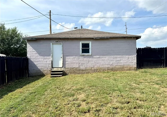 4th image of 1045 Bell Pl, Hillsboro, IL 62049 | MLS# MIS26048133