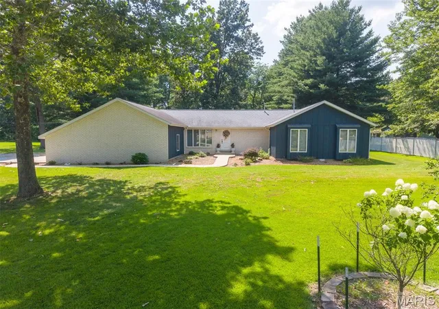 1st image of 2405 Washingtpm St, Salem, IL 62881 | MLS# MIS26048146
