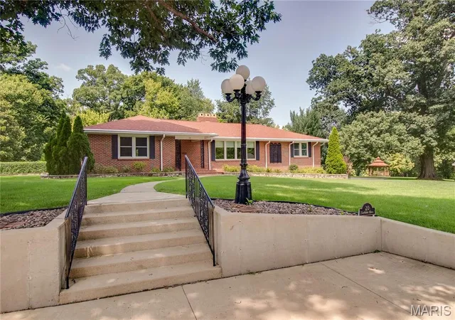 2nd image of 20 Fairmount Dr, Alton, IL 62002 | MLS# MIS26048148