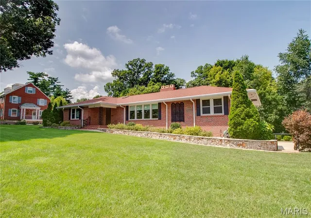 Photo 1 of Single family home for sale at 20 Fairmount Dr, Alton, IL 62002 | MLS# MIS26048148 | Listing updated on 2026-09-01