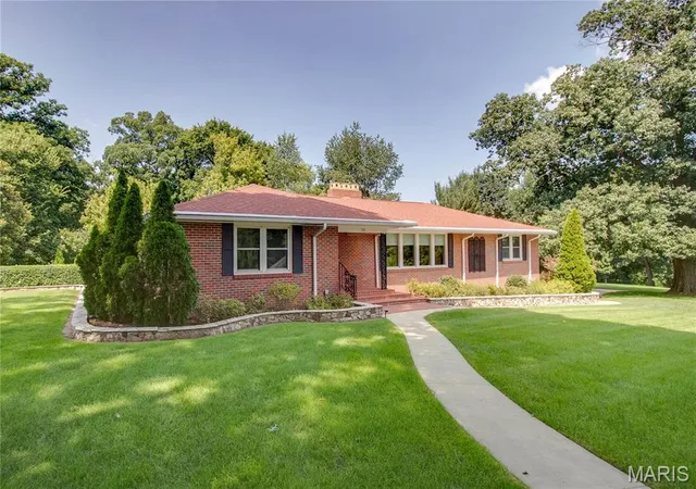 Photo 4 of Single family home for sale at 20 Fairmount Dr, Alton, IL 62002 | MLS# MIS26048148 | Listing updated on 2026-09-28