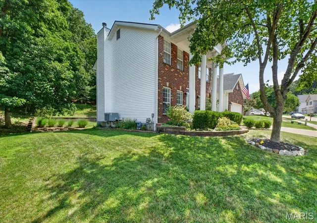 Photo 3 of Sale Pending at 560 Legends View Dr, Eureka, MO 63025 | MLS# MIS26048150 | Listing updated on 2026-09-04