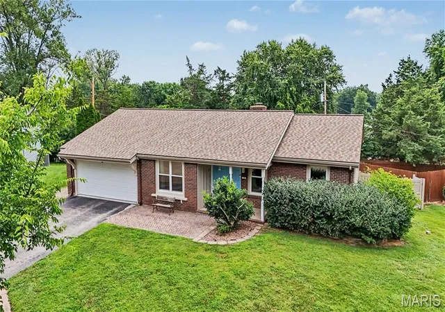 Photo 2 of Single family home for sale at 50 White Plains Dr, Chesterfield, MO 63017 | MLS# MIS26048160 | Listing updated on 2026-10-05