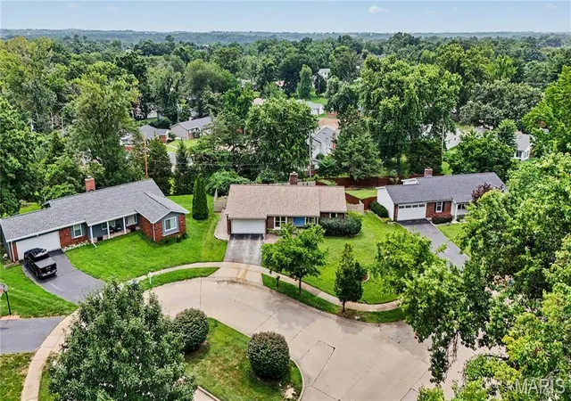 Photo 3 of Single family home for sale at 50 White Plains Dr, Chesterfield, MO 63017 | MLS# MIS26048160 | Listing updated on 2026-10-05