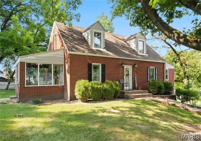 Photo 2 of Single family home for sale at 121 Rosewood Ln, East Alton, IL 62024 | MLS# MIS26048171 | Listing updated on 2026-09-06