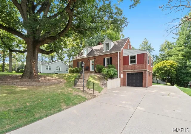 Photo 2 of Single family home for sale at 121 Rosewood Ln, East Alton, IL 62024 | MLS# MIS26048171 | Listing updated on 2026-09-13