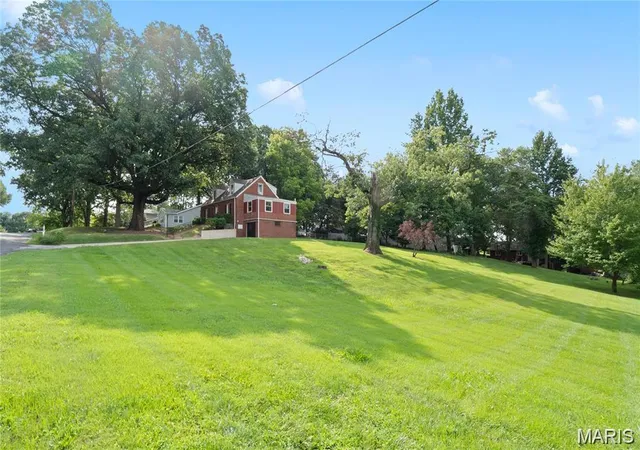 Photo 3 of Single family home for sale at 121 Rosewood Ln, East Alton, IL 62024 | MLS# MIS26048171 | Listing updated on 2026-09-13