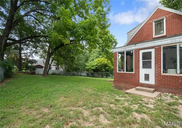 Photo 4 of Single family home for sale at 121 Rosewood Ln, East Alton, IL 62024 | MLS# MIS26048171 | Listing updated on 2026-09-13