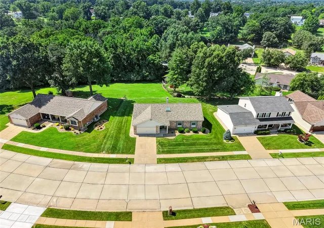 3rd image of 1122 Majestic Dr, Fenton, MO 63026 | MLS# MIS26048204